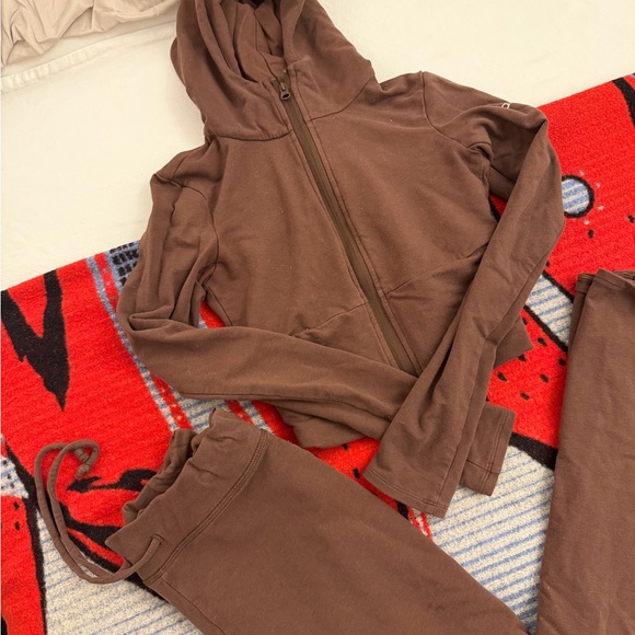 ALO Brownstone High-Rise Wide-Leg Pants and hooded sweatshirt - Picture 3 of 4